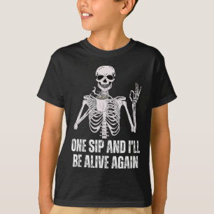 Camiseta Bebendo Esqueleto Um Sip E eu estarei vivo novamen