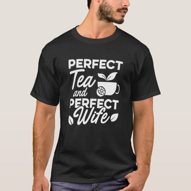 Camiseta Bebendo Perfeito De Chá E De Chá De Esposa Perfeit (Frente)
