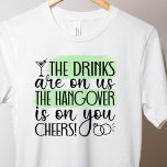 Camiseta Bebendo T-Shirt engraçado de solteira<br><div class="desc">Engraçado Bebendo de Bacholorette T-Shirt com as bebidas estão em cima de nós,  a ressaca está em você. Uma camisa divertida para a noiva ser vestir na festa de bacholorette dela.</div>