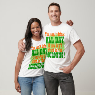 Camiseta Bebendo verde engraçado do dia da cerveja