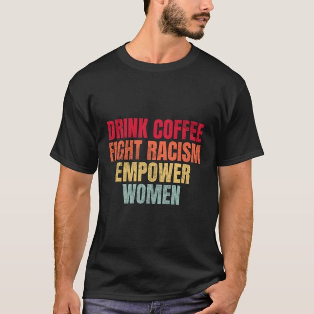 Camiseta Beber Café Lutar Contra o Racismo (Frente)