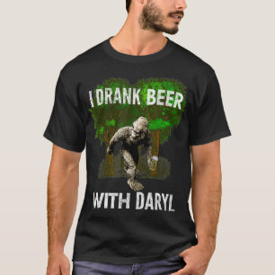 Camiseta Bebi Cerveja Com Daryl Big Foot Engraçado Por Yor
