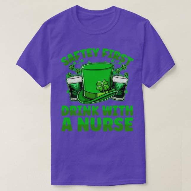 Camiseta Bebida Em Primeiro Lugar Com Uma Enfermeira St Pat (Frente do Design)