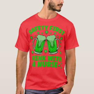 Camiseta Bebida Em Primeiro Lugar Com Uma Enfermeira St Pat