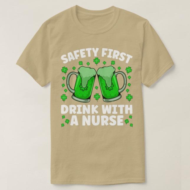 Camiseta Bebida Em Primeiro Lugar Com Uma Enfermeira St Pat (Frente do Design)