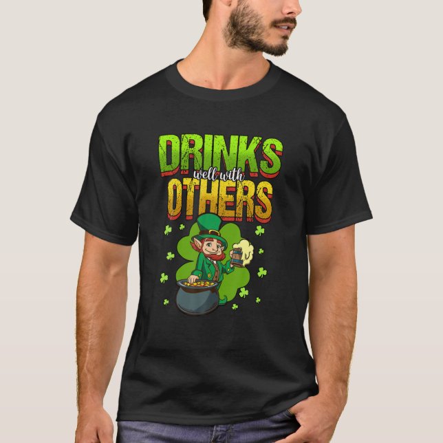 Camiseta Bebidas Bem Com Outras Ruas. Dia dos Patricks Lapr (Frente)