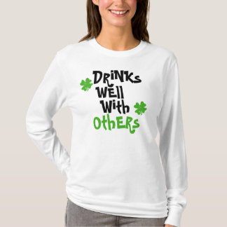 Camiseta Bebidas bem com outro