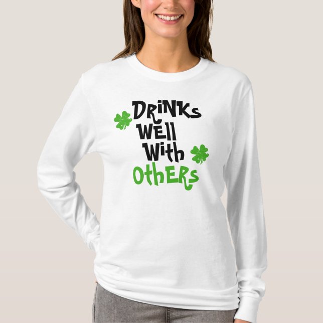 Camiseta Bebidas bem com outro (Frente)