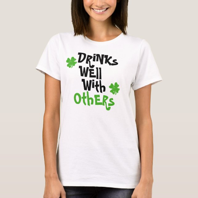 Camiseta Bebidas bem com outro (Frente)
