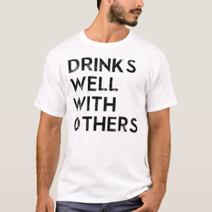 CAMISETA BEBIDAS BEM COM OUTRO