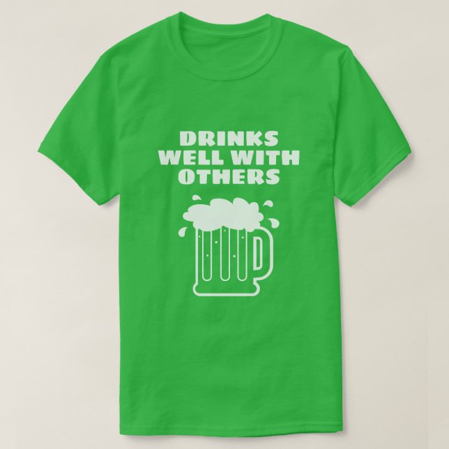 Camiseta Bebidas bem com outro - Dia de São Patrício verde (Frente do Design)