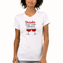 Bebidas bem com outro t-shirt