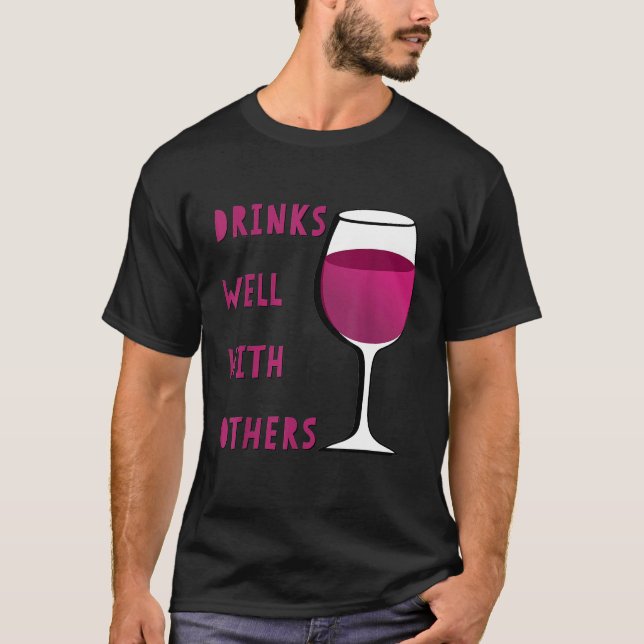 Camiseta Bebidas bem com outros vidros engraçados de vinho  (Frente)