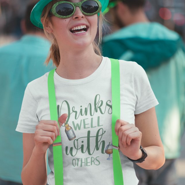 Camiseta Bebidas Combinam Bem com o Dia de São Patrício (Criador carregado)