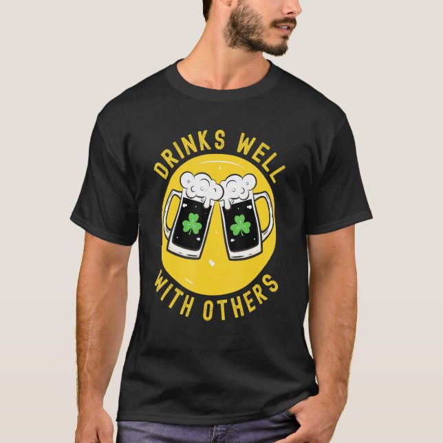 Camiseta Bebidas Engraçadas Bem Com Outras Ruas. (Frente)