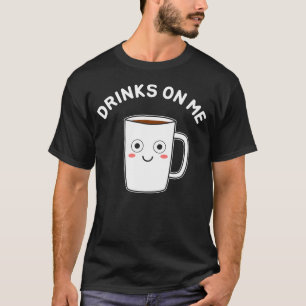 Camiseta Bebidas Por Minha Conta Caneca de Café Engraçada