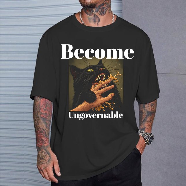 Camiseta  "Become Ungovernable" Funny Black Cat Biting Hand (Criador carregado)