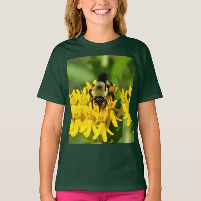 Camiseta Bee Feasting on Butterfly Weed Wildflowers (Frente)