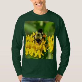 Camiseta Bee Feasting on Butterfly Weed Wildflowers
