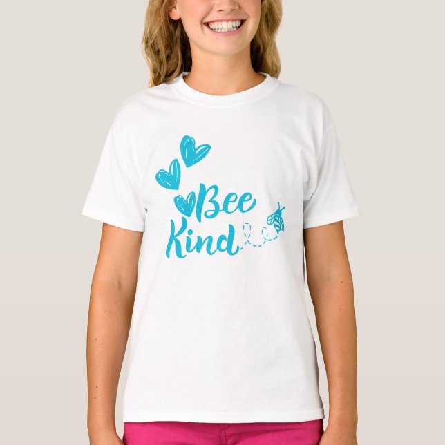 Camiseta Bee Kind" Blue Hearts Tee (Frente)