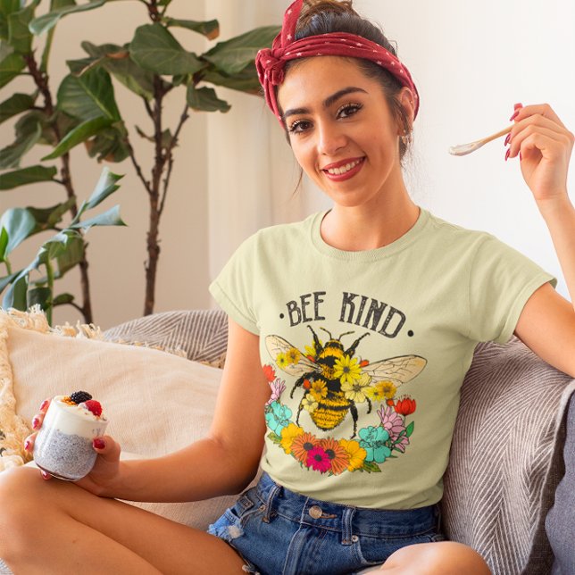 Camiseta Bee Kind Wild Flowers Graphic (Criador carregado)