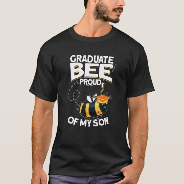 Camiseta Bee Proud Of My Son Graduation Day Graduation (Frente)
