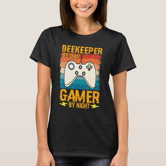 Camiseta Beekeeper By Day Gamer By Night Humor Joke Honeyco (Frente)