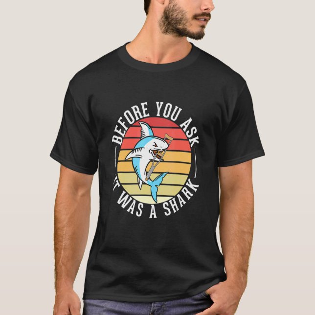 Camiseta Before You Ask It Was A Shark Funny Broken Arm Fra (Frente)