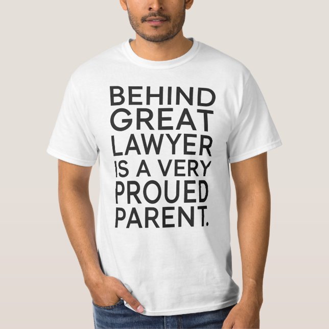 Camiseta Behind a Great Lawyer Is a Very Proud Parent (Frente)