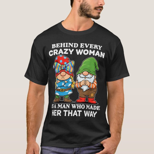 Camiseta Behind Every Crazy Woman Is A Man Who Made Her Tha (Frente)