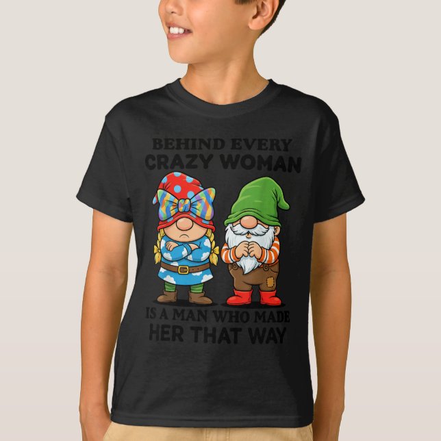 Camiseta Behind Every Crazy Woman Is A Man Who Made Her Tha (Frente)