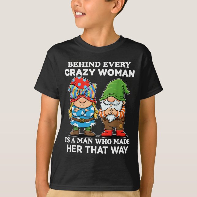Camiseta Behind Every Crazy Woman Is A Man Who Made Her Tha (Frente)