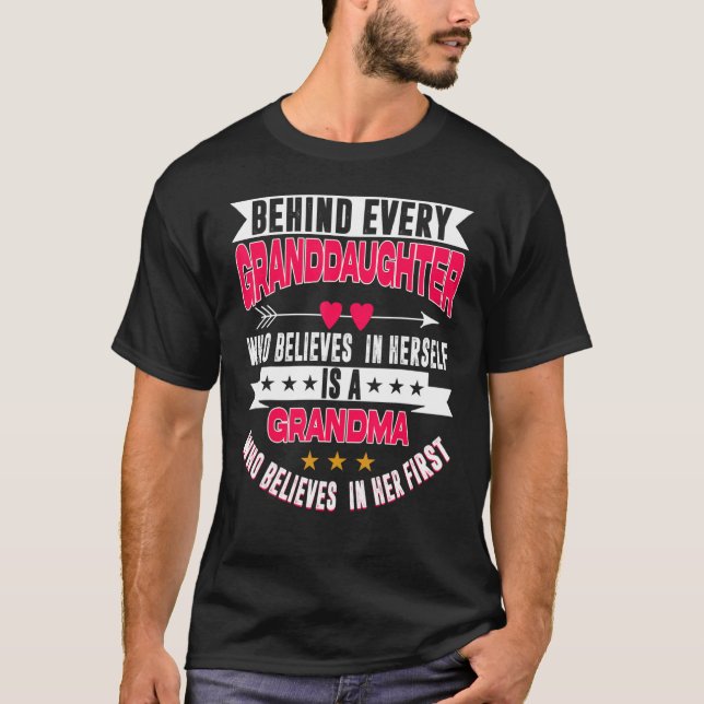 Camiseta Behind Every Granddaughter Who Believes In Herself (Frente)