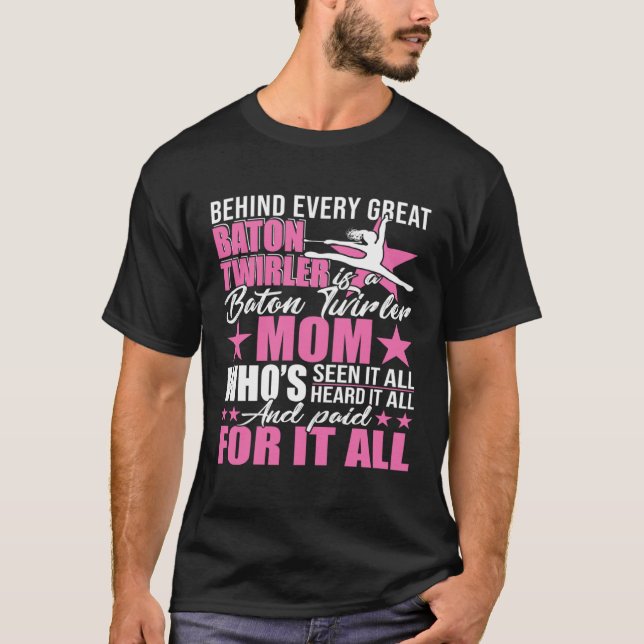 Camiseta Behind Every Great Baton Twirler Is A Mom Happy Mo (Frente)