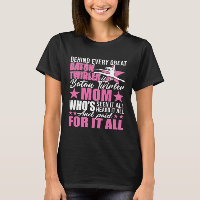 Camiseta Behind Every Great Baton Twirler Is A Mom Happy Mo (Frente)