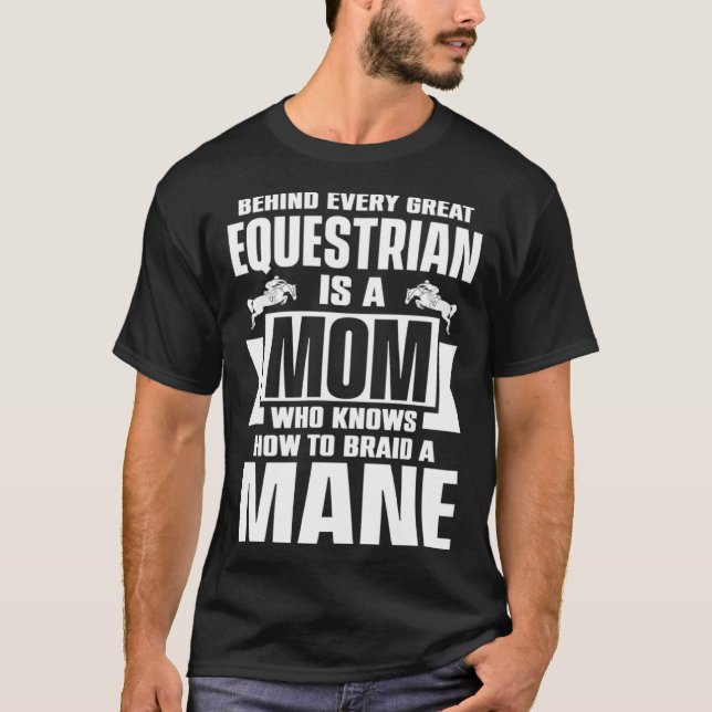 Camiseta Behind Every Great Equestrian Mom Knows How To Bra (Frente)
