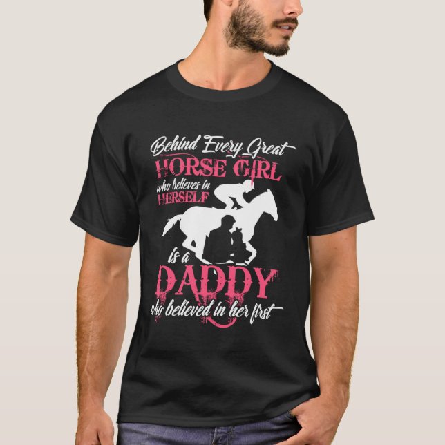 Camiseta Behind Every Great Horse Girl Is A Daddy (Frente)