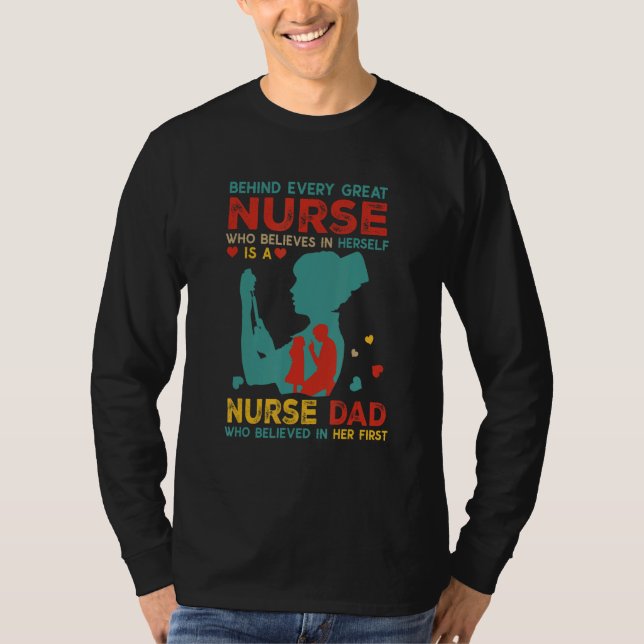 Camiseta Behind Every Great Nurse Is Nurse Dad Believed In  (Frente)