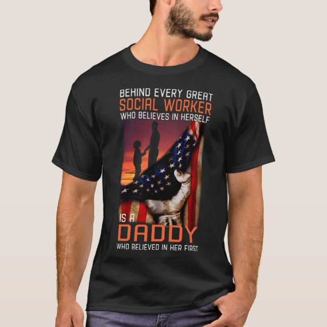 Camiseta Behind every great Social Worker is a Daddy who be (Frente)