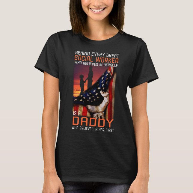Camiseta Behind every great Social Worker is a Daddy who be (Frente)