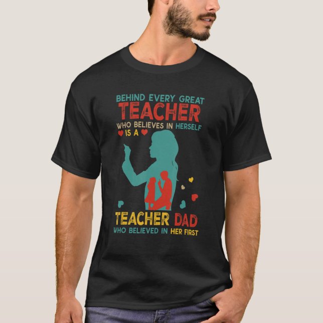 Camiseta Behind Great Teacher Is Teacher Dad Believed In He (Frente)