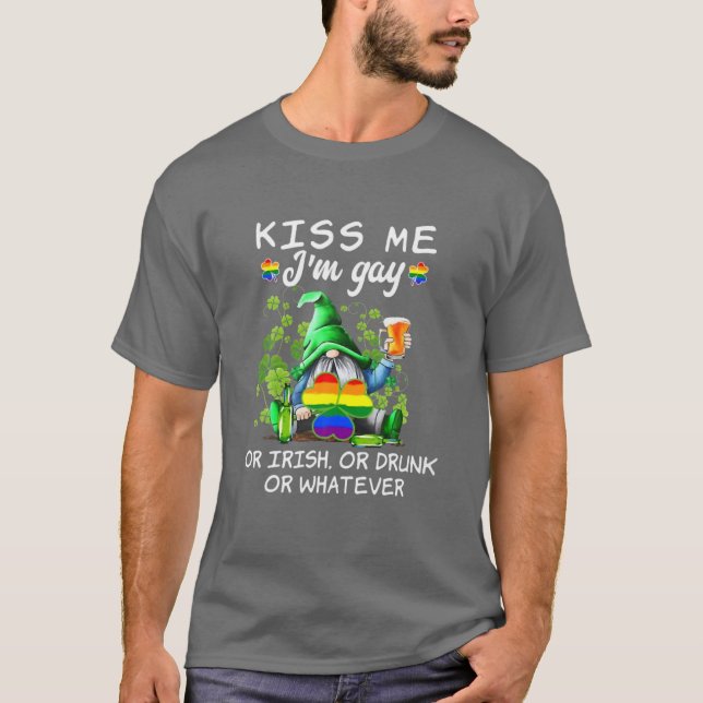 Camiseta Beija-me, sou Gay ou irlandês, Bebado ou qualquer  (Frente)