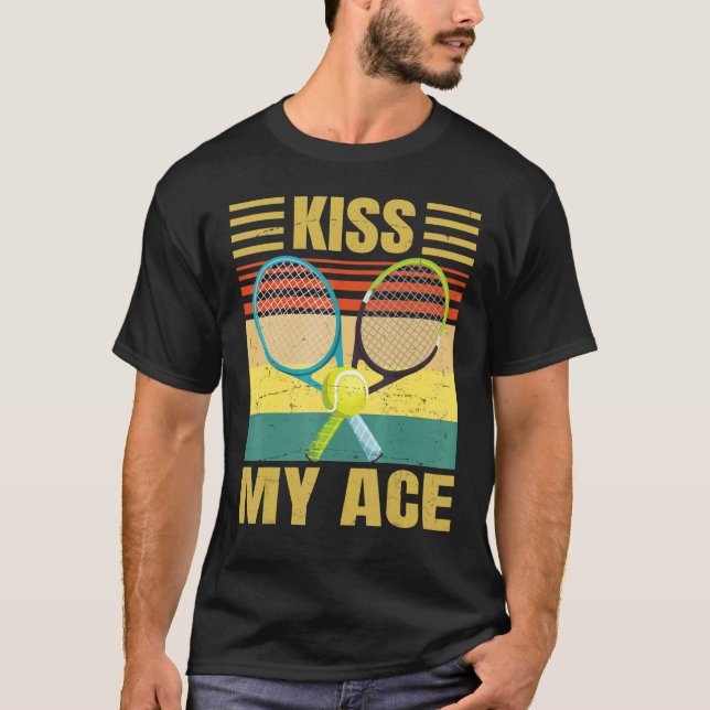 Camiseta Beija Meu Jogador De Tênis De Ace Retro Sarcasmo (Frente)