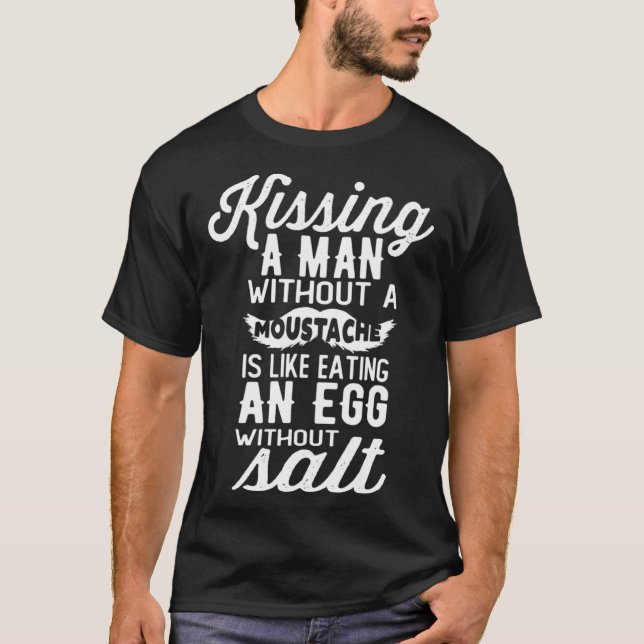 Camiseta Beijar o homem sem bigode como comer ovo com (Frente)