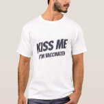 Camiseta Beije-me Estou Vacinado Moderno, Cute Engraçado Ci<br><div class="desc">"Beije-me Estou Vacinado" na tipografia moderna,  fofa e simples sans serif</div>