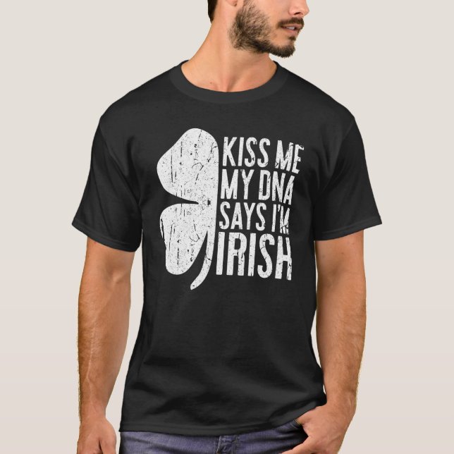 Camiseta Beije-me Meu DNA diz que eu sou o Santo irlandês d (Frente)