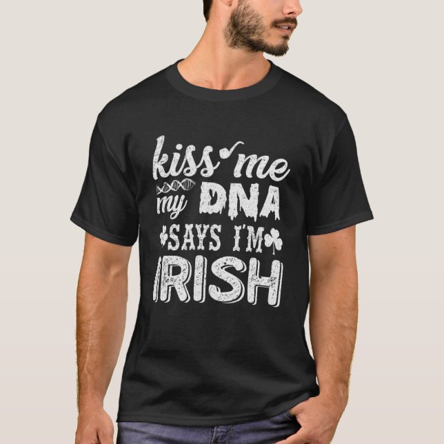 Camiseta Beije-me Meu DNA diz que sou o Dia do Patrick Irla (Frente)