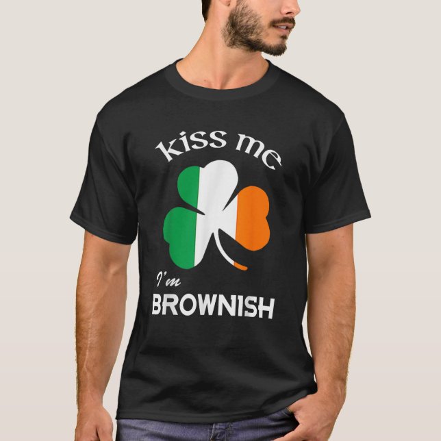 Camiseta Beije-me Sou a Rua de Shamrock Brownish Dia de Pat (Frente)