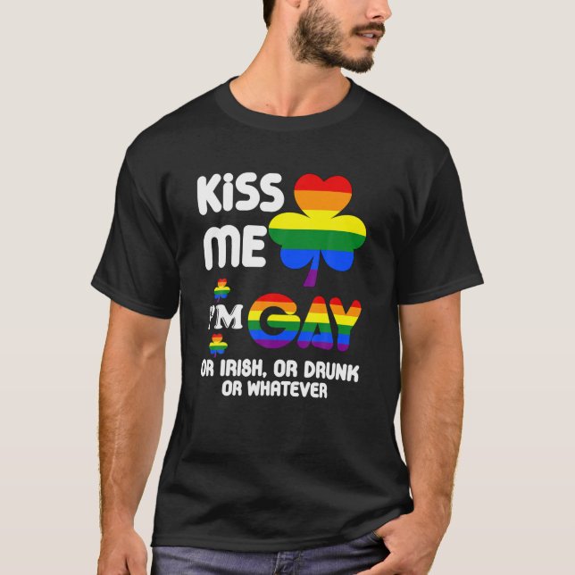 Camiseta Beije-me Sou Gay, Irlandês, Bebado ou qualquer coi (Frente)