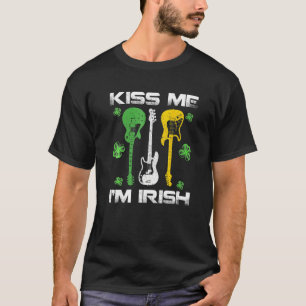 Camiseta Beije-me Sou Irlandês com Guitars Shamrock para Ru
